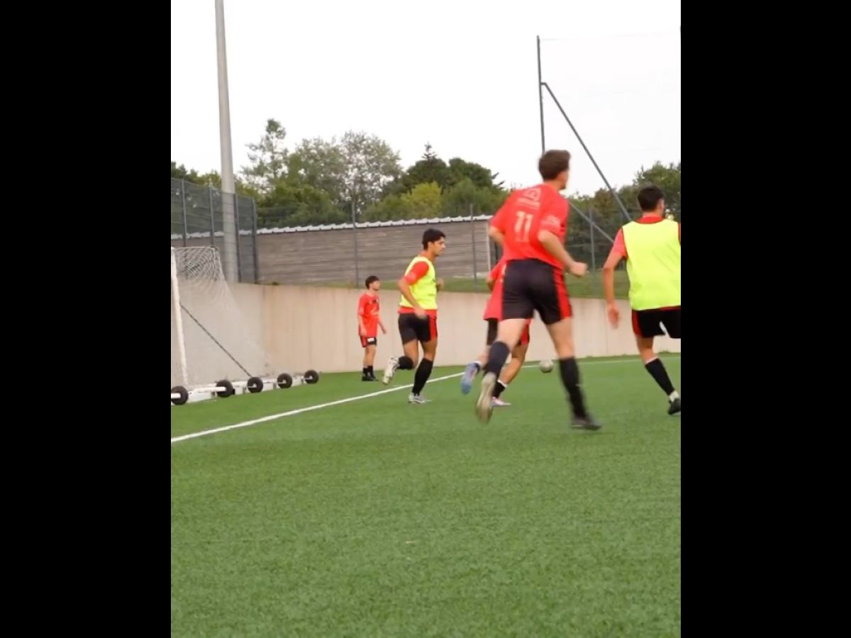 𝐔𝐧𝐞 𝐩𝐫𝐞𝐦𝐢𝐞̀𝐫𝐞 𝐩𝐥𝐞𝐢𝐧𝐞 𝐝’𝐞𝐬𝐩𝐨𝐢𝐫. ❤️‍🔥🖤

Retour sur le premier match de préparation de nos seniors qui étaient opposés hier soir au @cpbgayeullesfoot....